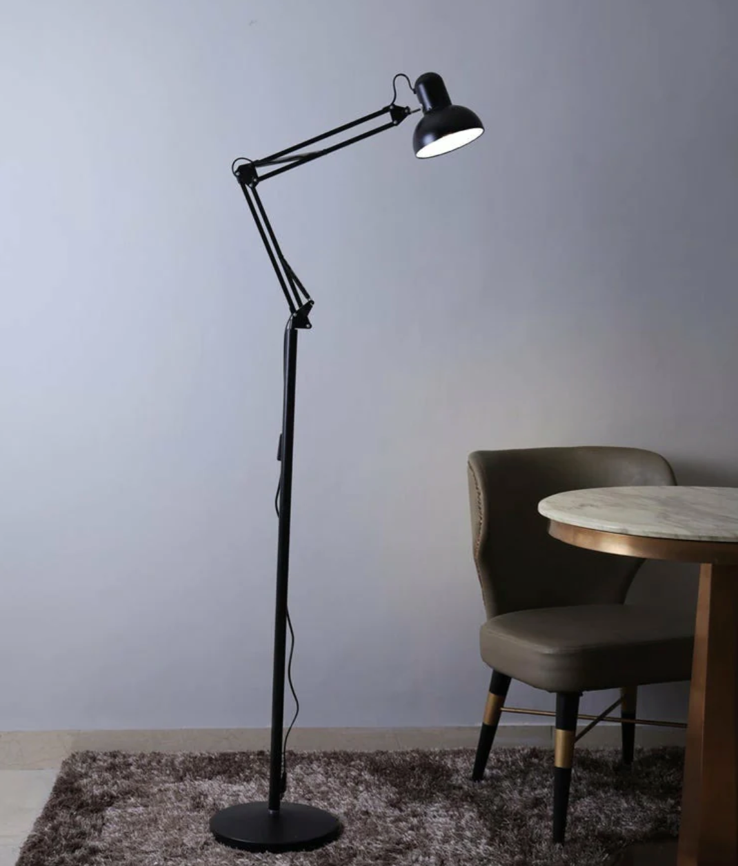 Lámpara de pie ajustable negra