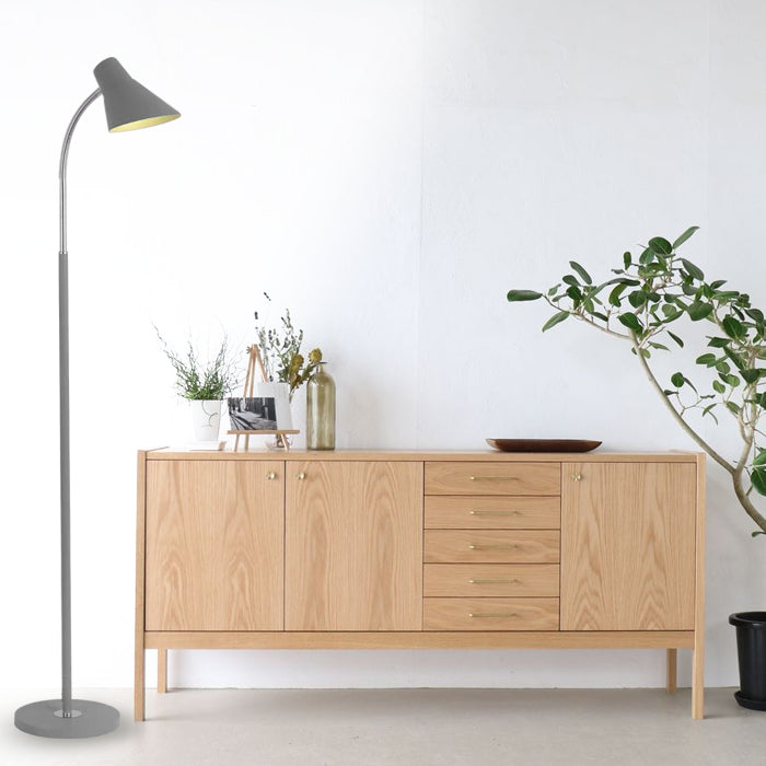 Lámpara de pie gris con cabeza movible